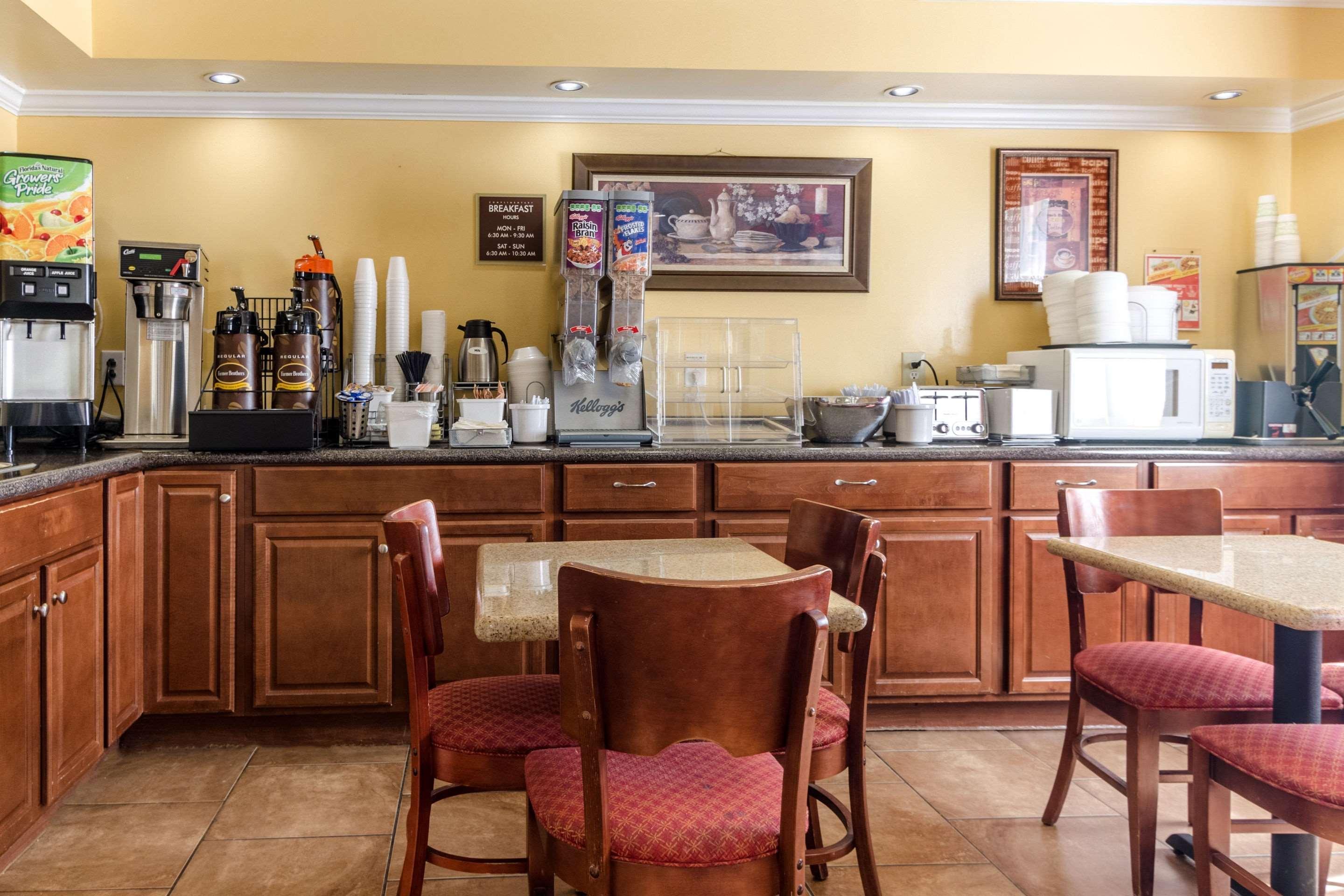 Rodeway Inn & Suites Jacksonville Near Camp Lejeune Exteriör bild