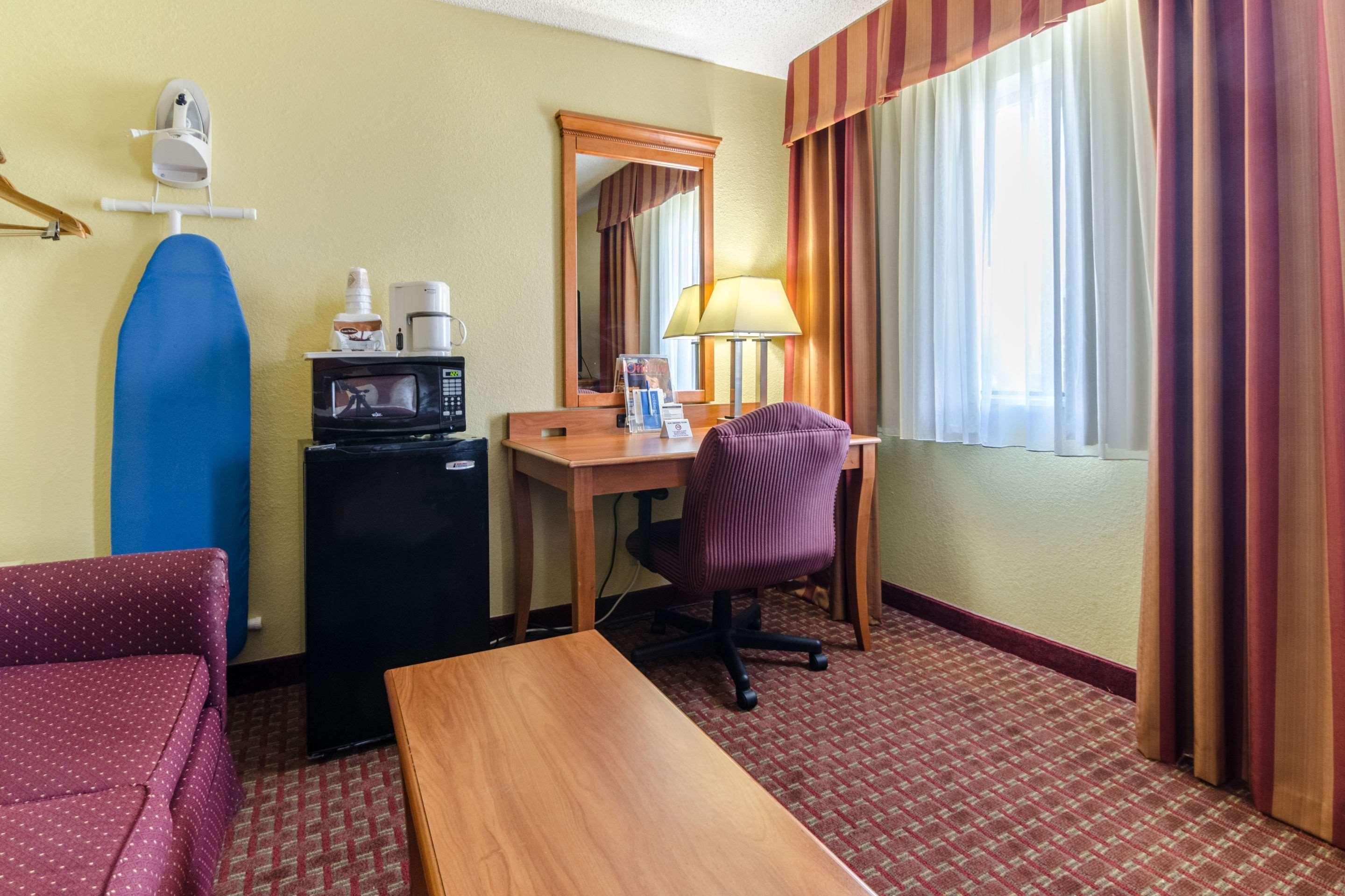 Rodeway Inn & Suites Jacksonville Near Camp Lejeune Exteriör bild