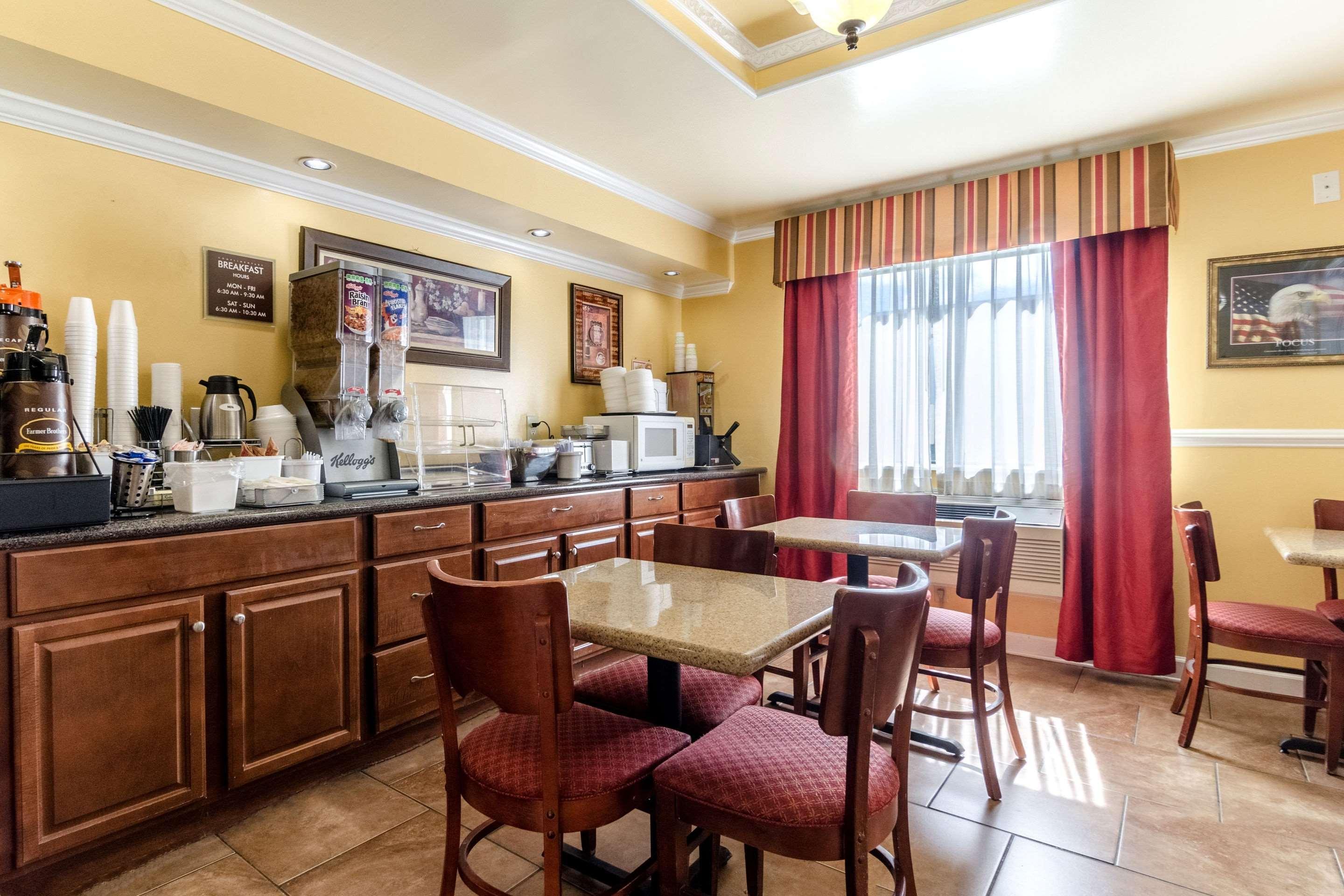 Rodeway Inn & Suites Jacksonville Near Camp Lejeune Exteriör bild